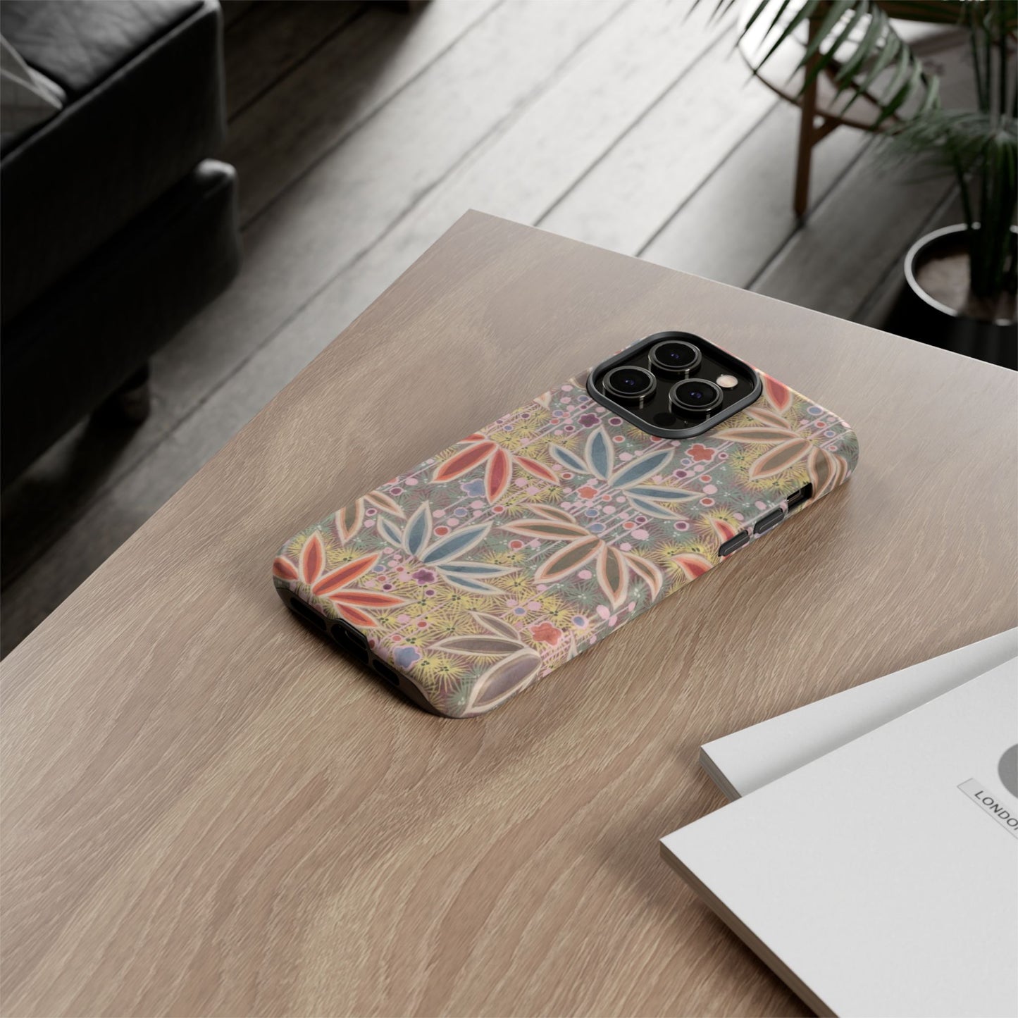 和柄、日本の伝統文様、植物柄、着物や帯などに用いられた模様のスマホケース