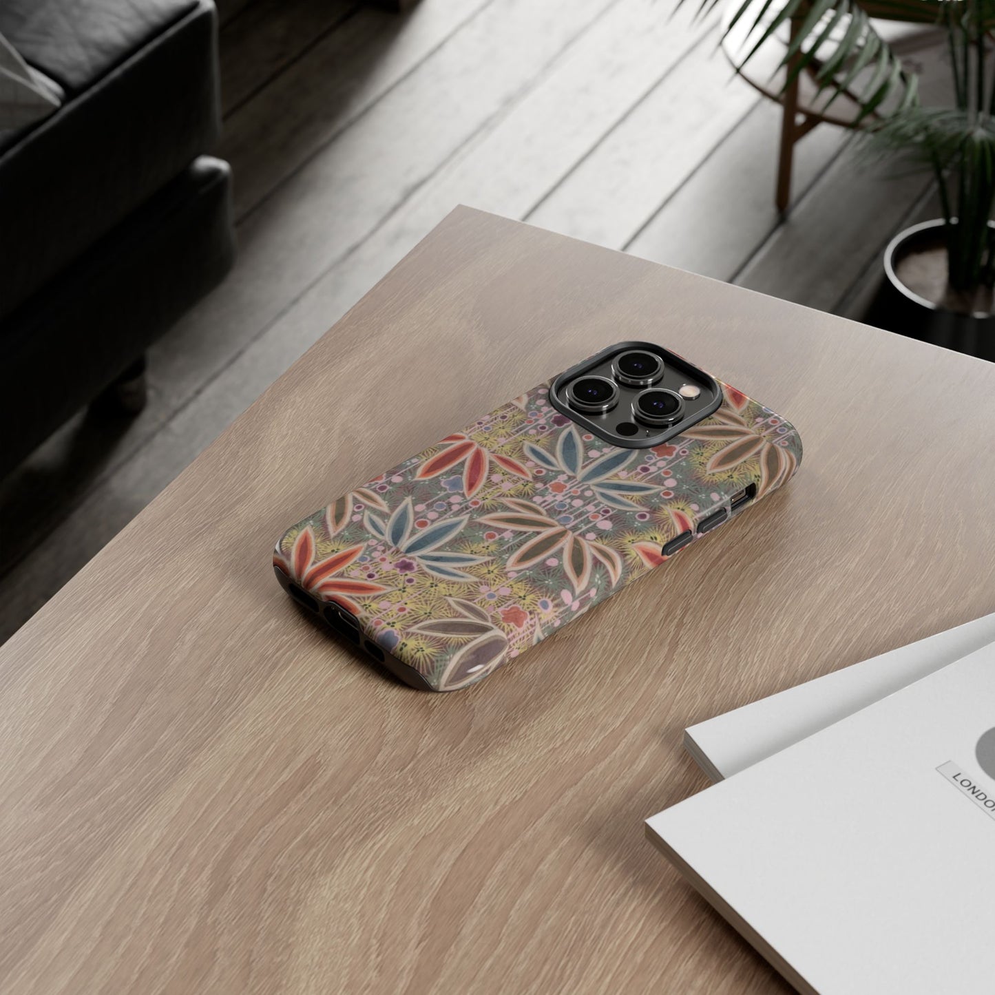 和柄、日本の伝統文様、植物柄、着物や帯などに用いられた模様のスマホケース